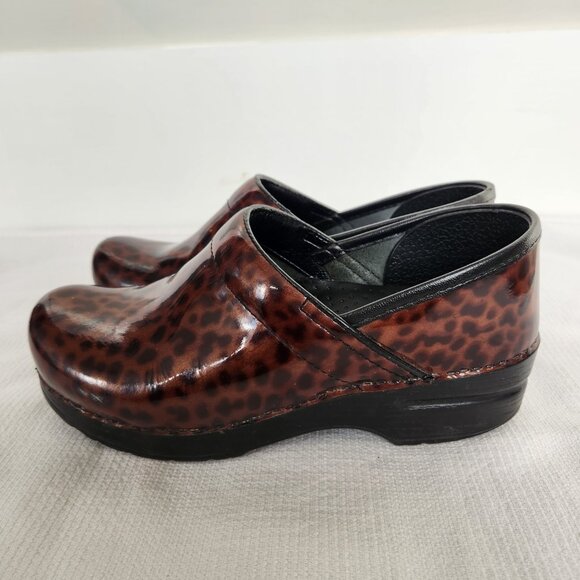 Dansko Cheetah Patent Leather Print Women’s Slip On Clogs Size 38 Nursing Shoes - Picture 2 of 14